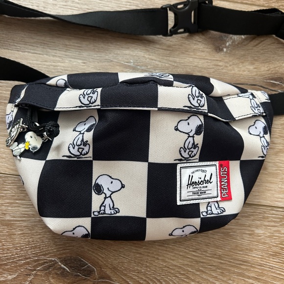 PEANUTS Herschel Snoopy Checker Hip Pack Fanny Pack Bag NWOT Crossbody - Picture 2 of 5